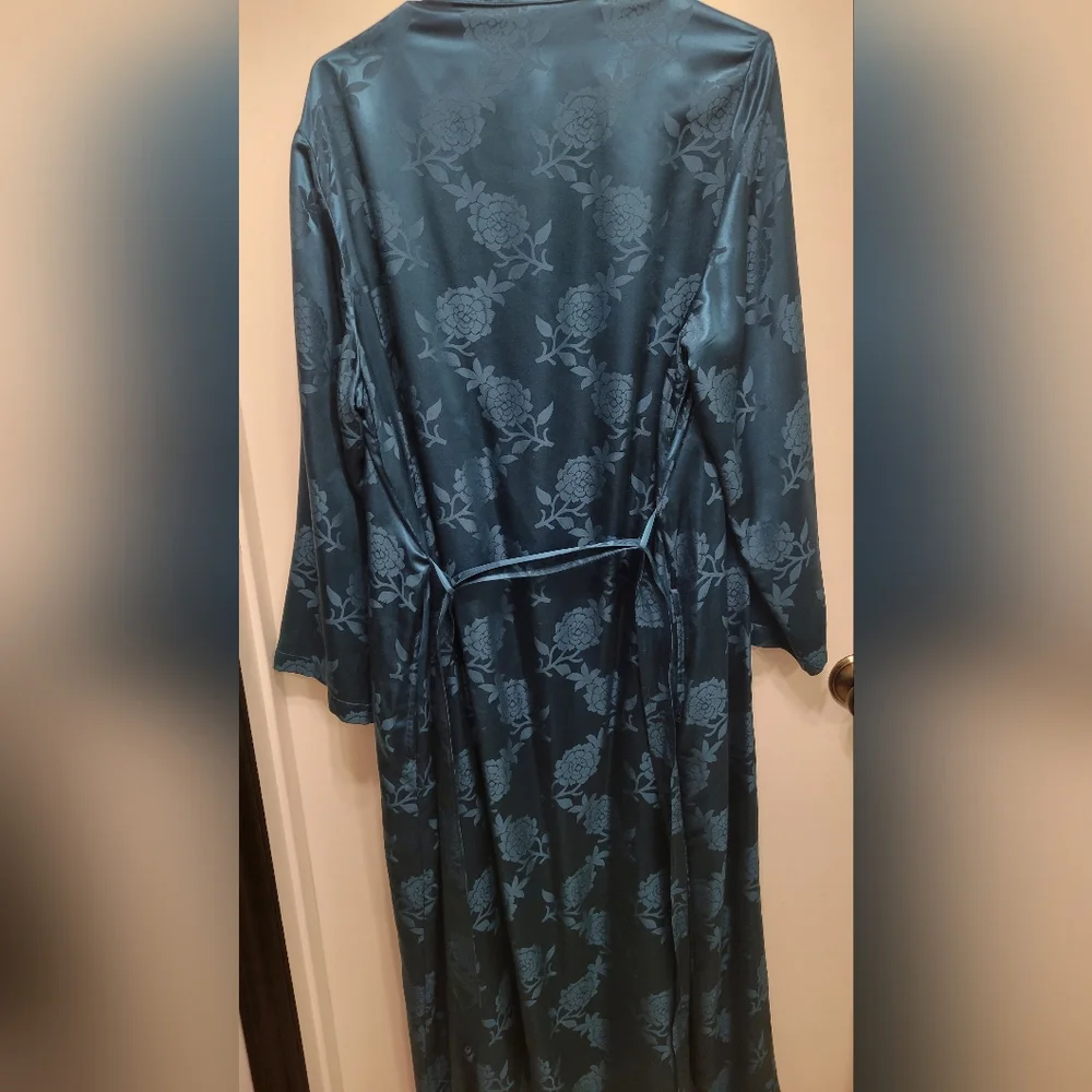 Cabernet Green 100% Silk Sleepwear Robe - Picture 2 of 5